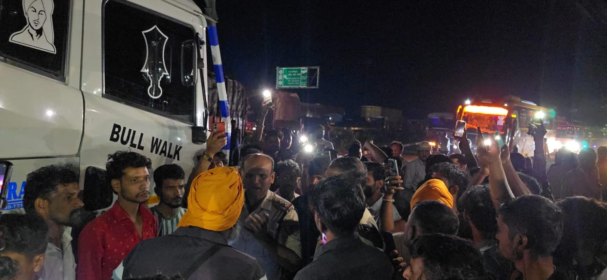 Betul News: Dispute at Susundra barrier, long jam on the highway due to protest by truck drivers