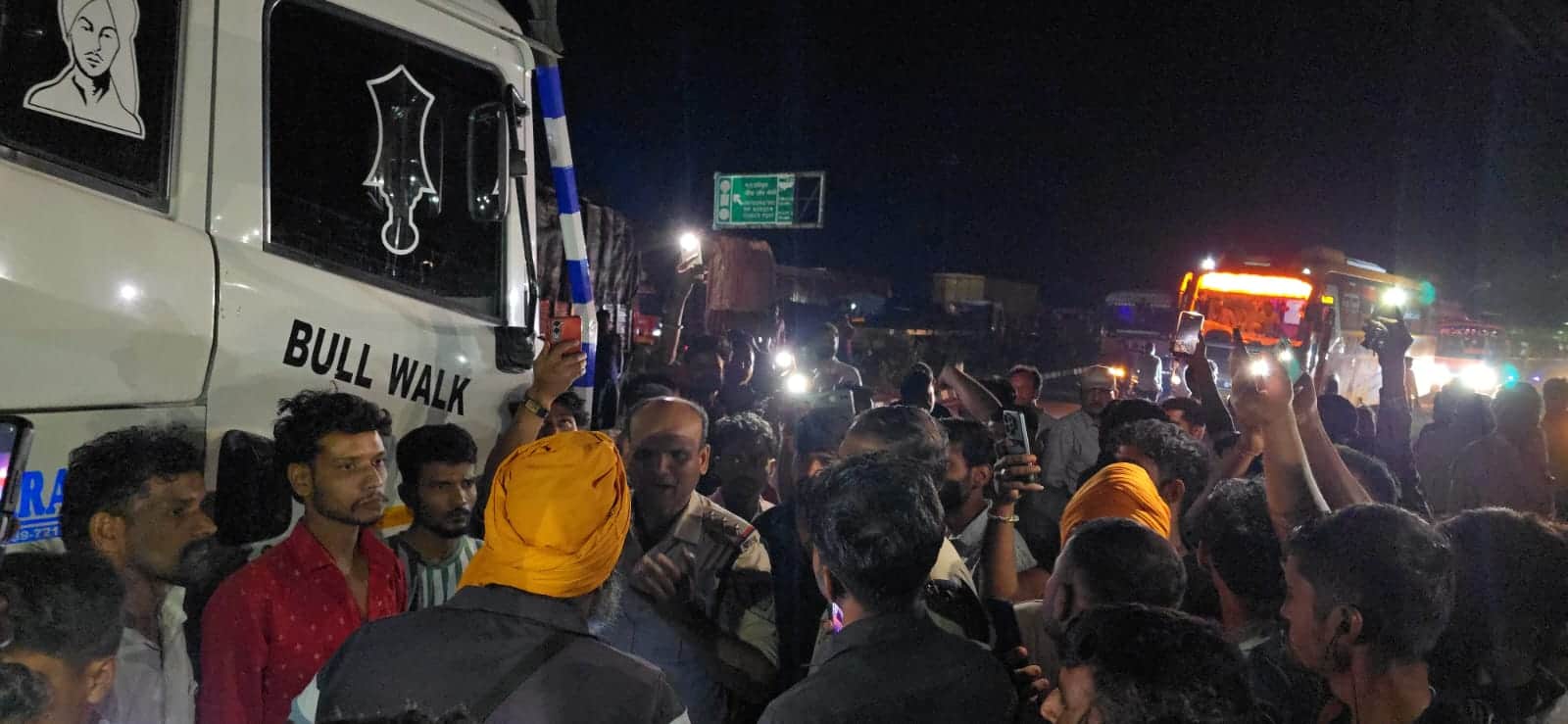 ससुंद्रा बैरियर पर विवाद के बाद ट्रक चालकों का प्रदर्शन, हाईवे पर लगा लंबा जाम।