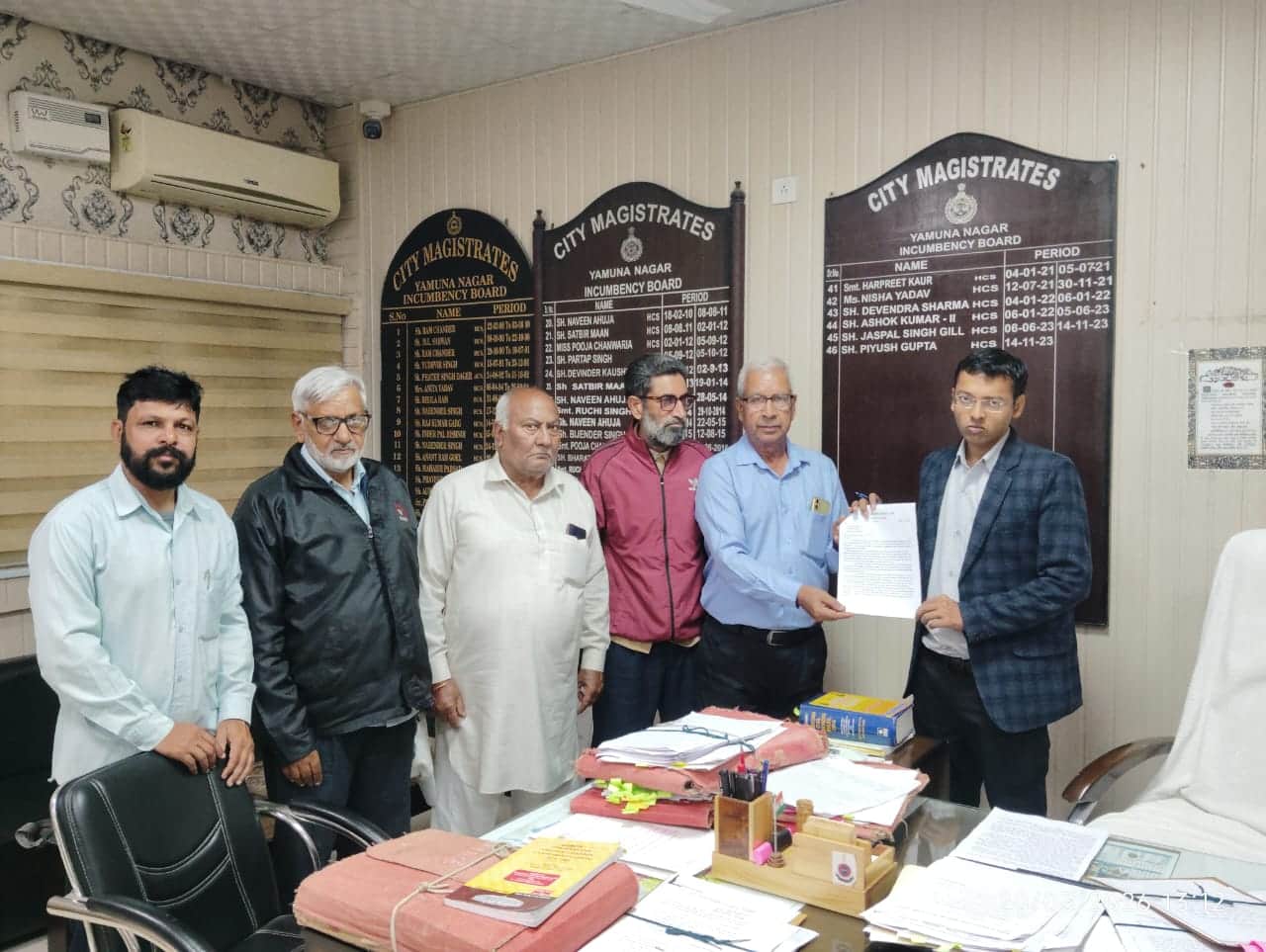 सीटीएम को ज्ञापन सौंपते भाकिस के पदाधिकारी। संगठन