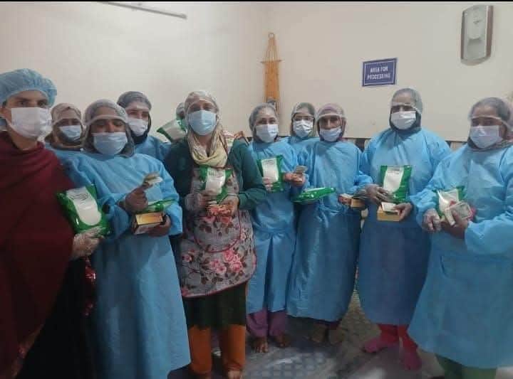 स्वयं सहायता समूह की सदस्य पैक्ड उत्पादों के साथ।