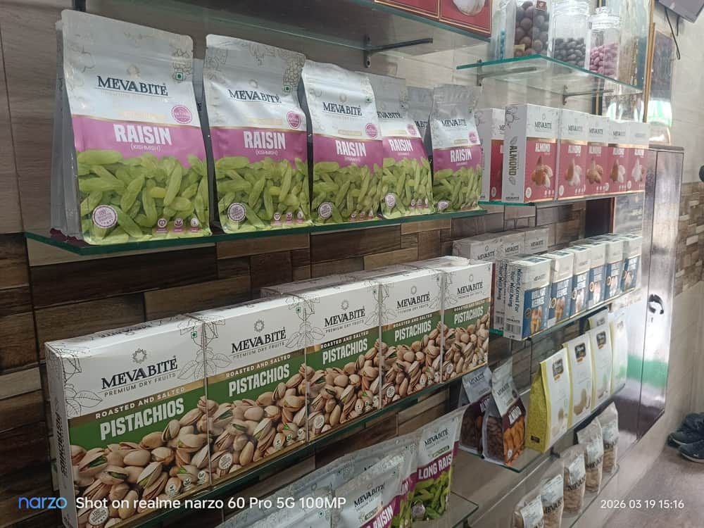 शहर की एक दुकान पर सजी ईरानी किशमिश व पिस्ता। संवाद