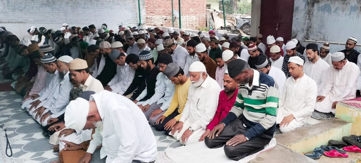 Prayers for peace during the Juma-tul-Wida prayers.