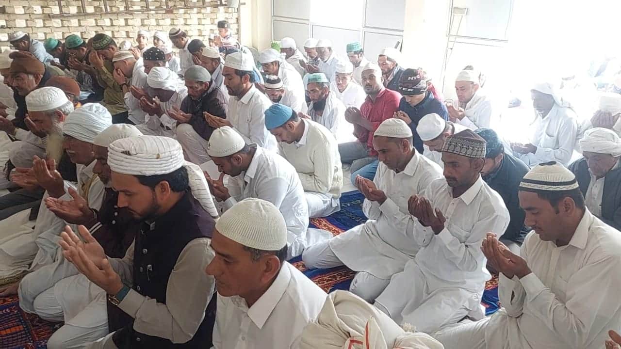 शहर की मस्जिद में नवाज अदा करते हुए । संवाद