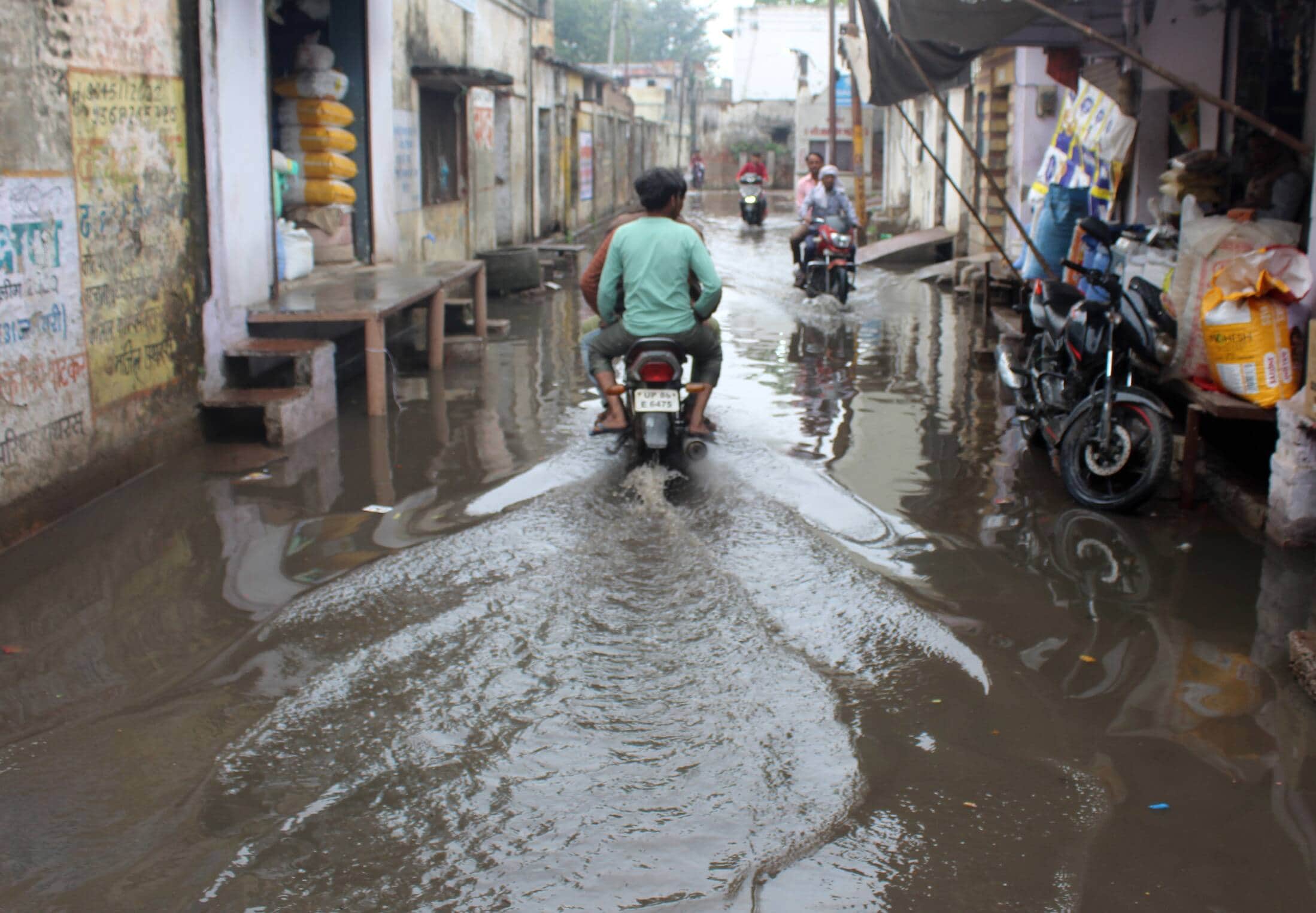 शहर के मोहल्ला कंचन नगर जाने वाले रास्ते पर जलभराव। संवाद