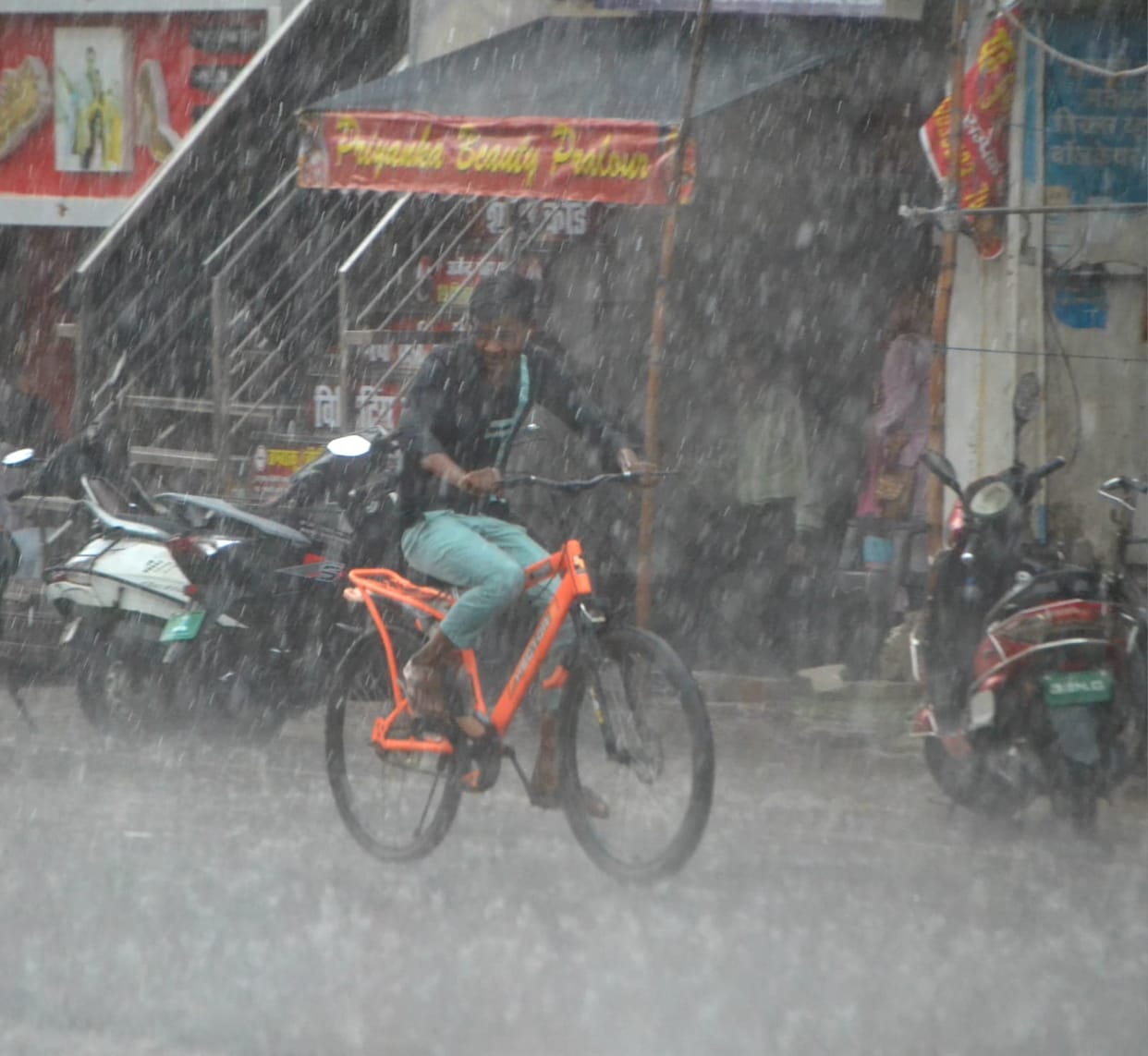 Mercury dropped 12 degrees due to unseasonal rain, life disrupted
