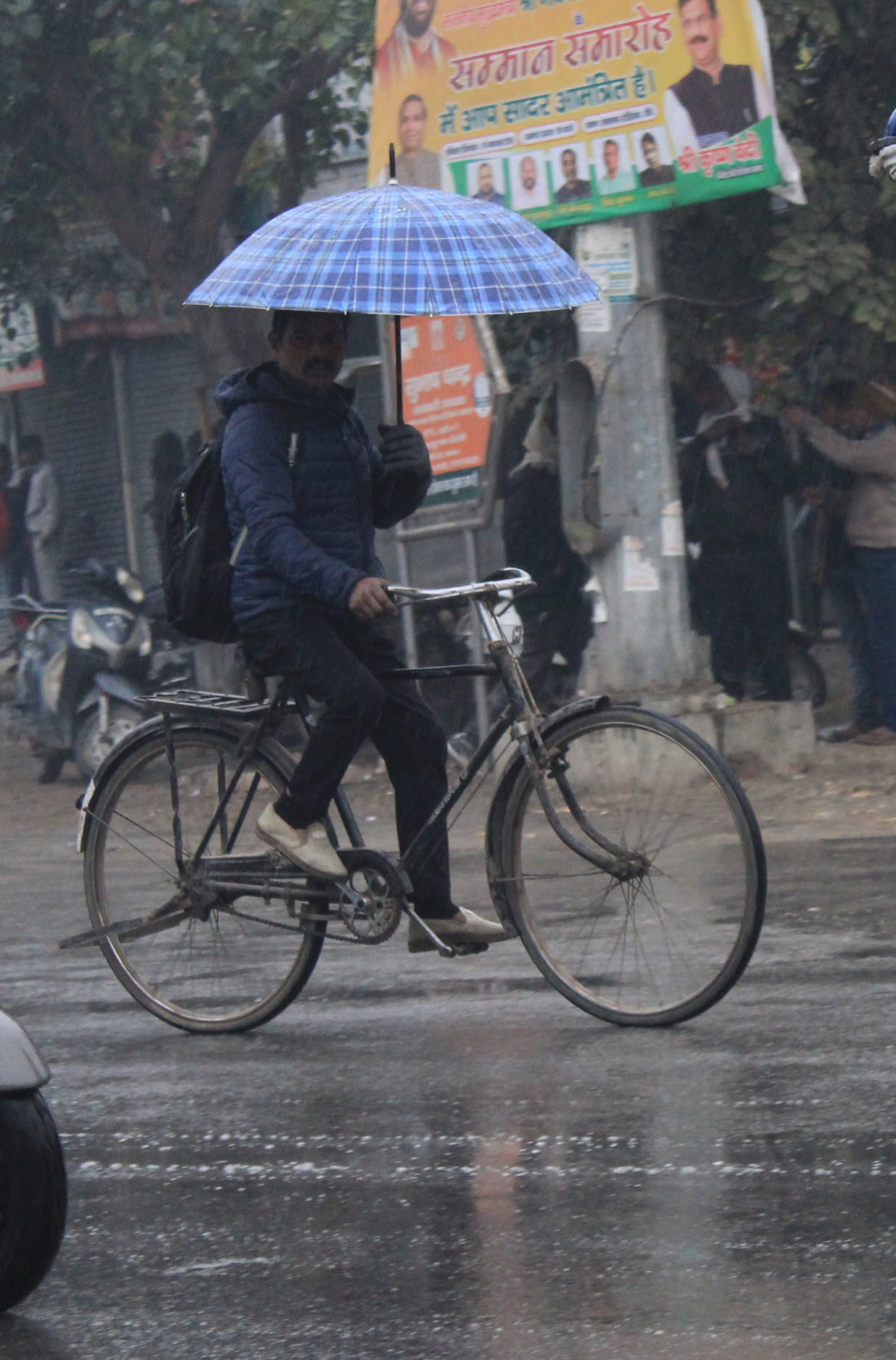 The rain washed away the heat of the season, made people wear woolen clothes