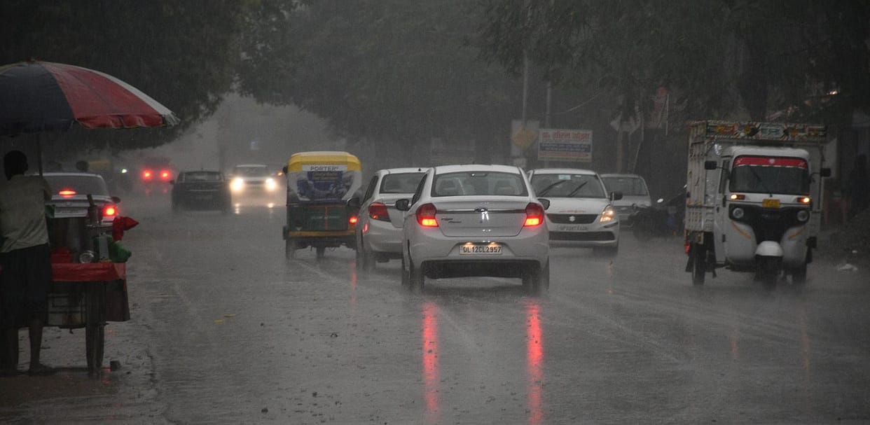 Darkness like night fell in the morning, heavy rain caused mercury to drop by 12.4 degrees
