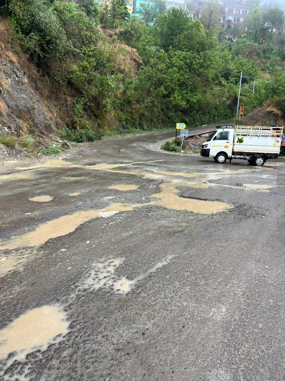 शामती बाईपास पर पड़े गड्ढों में भरा पानी। संवाद