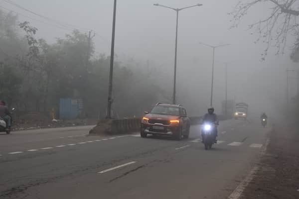 शनिवार की सुबह इस तरह छाया कोहरा। संवाद
