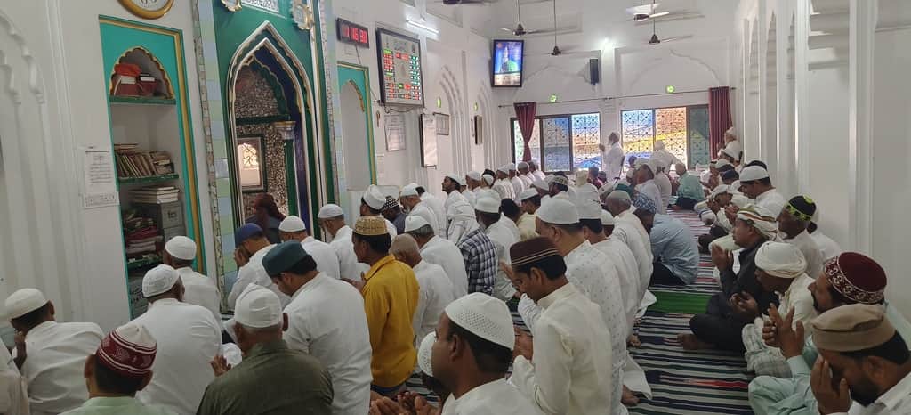 शादियाबाद स्थित एक मस्जिद में अलविदा की नमाज अदा करते मुस्लिम बंधु-संवाद