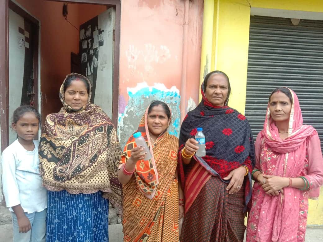 शिवपुरी मोहल्ले में गंदा पानी दिखाते मोहल्लेवासी। संवाद