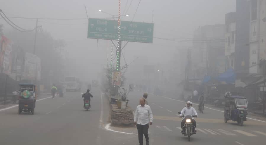 तहसील चौराहे पर सुबह 7बजे छायी धुंध में सड़क पर जाते लोग। संवाद