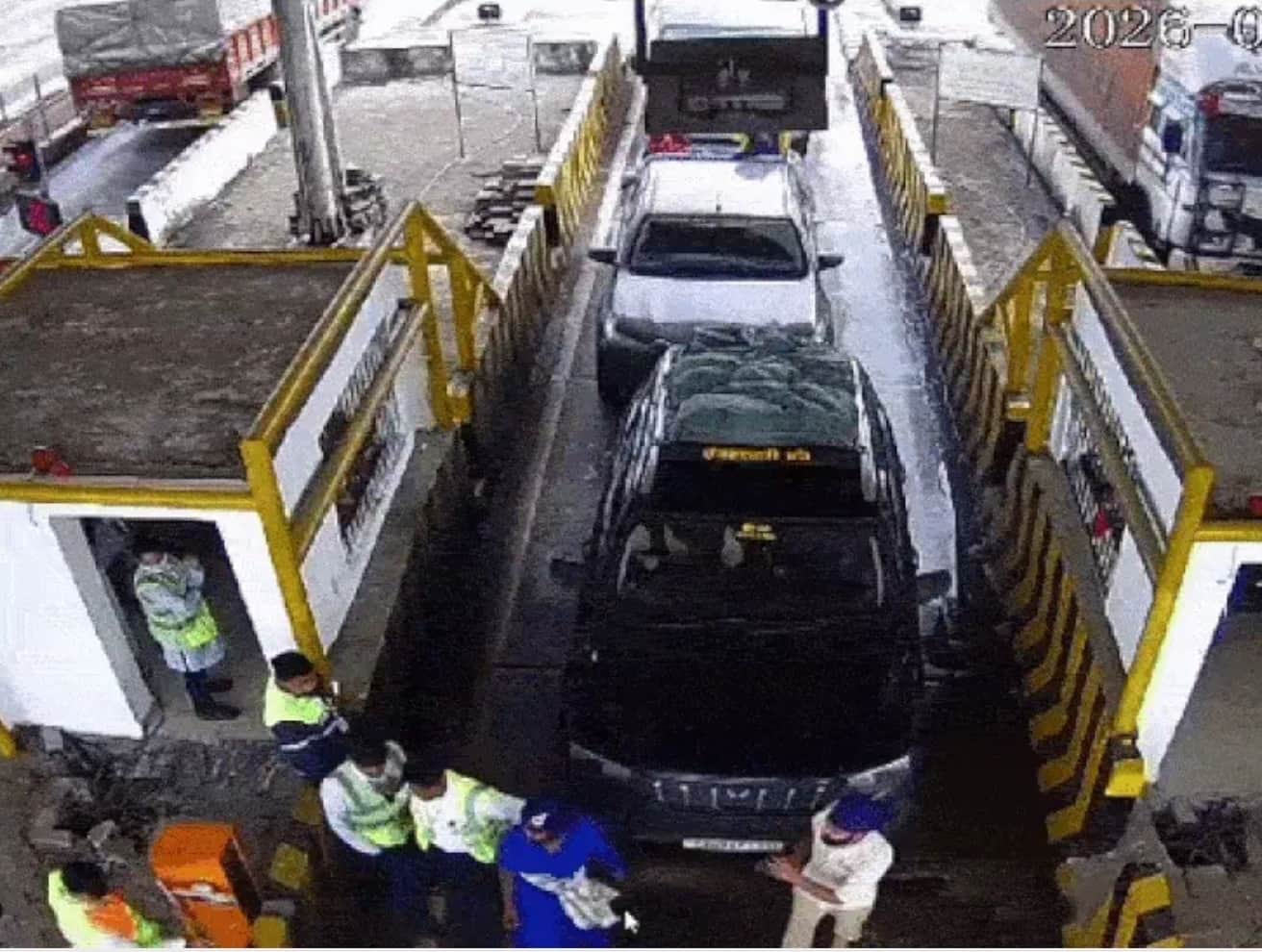 टोल पर हमला करते निहंग