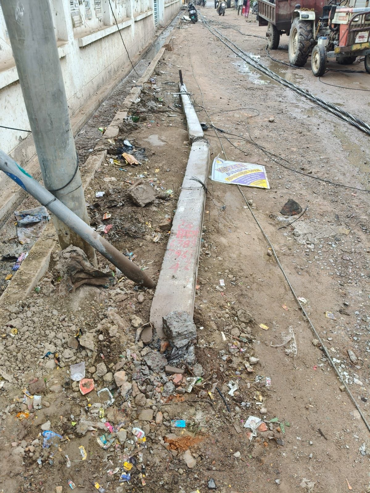 A dumper broke seven poles, leaving two lakh people without electricity.