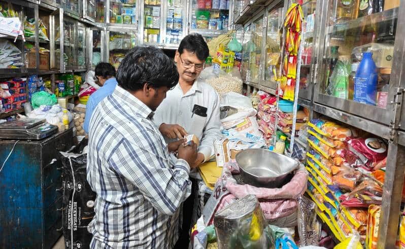 दुकान पर कुट्टू के आटे की जांच करते खाद्य सुरक्षा विभाग के अधिकारी। संवाद । संवाद