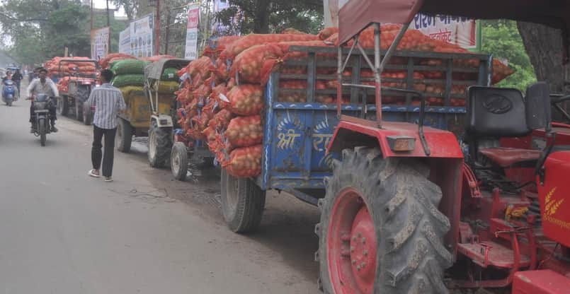 दिल्ली रोड स्थित कोल्ड स्टोर के बाहर खड़े आलू से भरे ट्रैक्टर ट्रॉली। संवाद