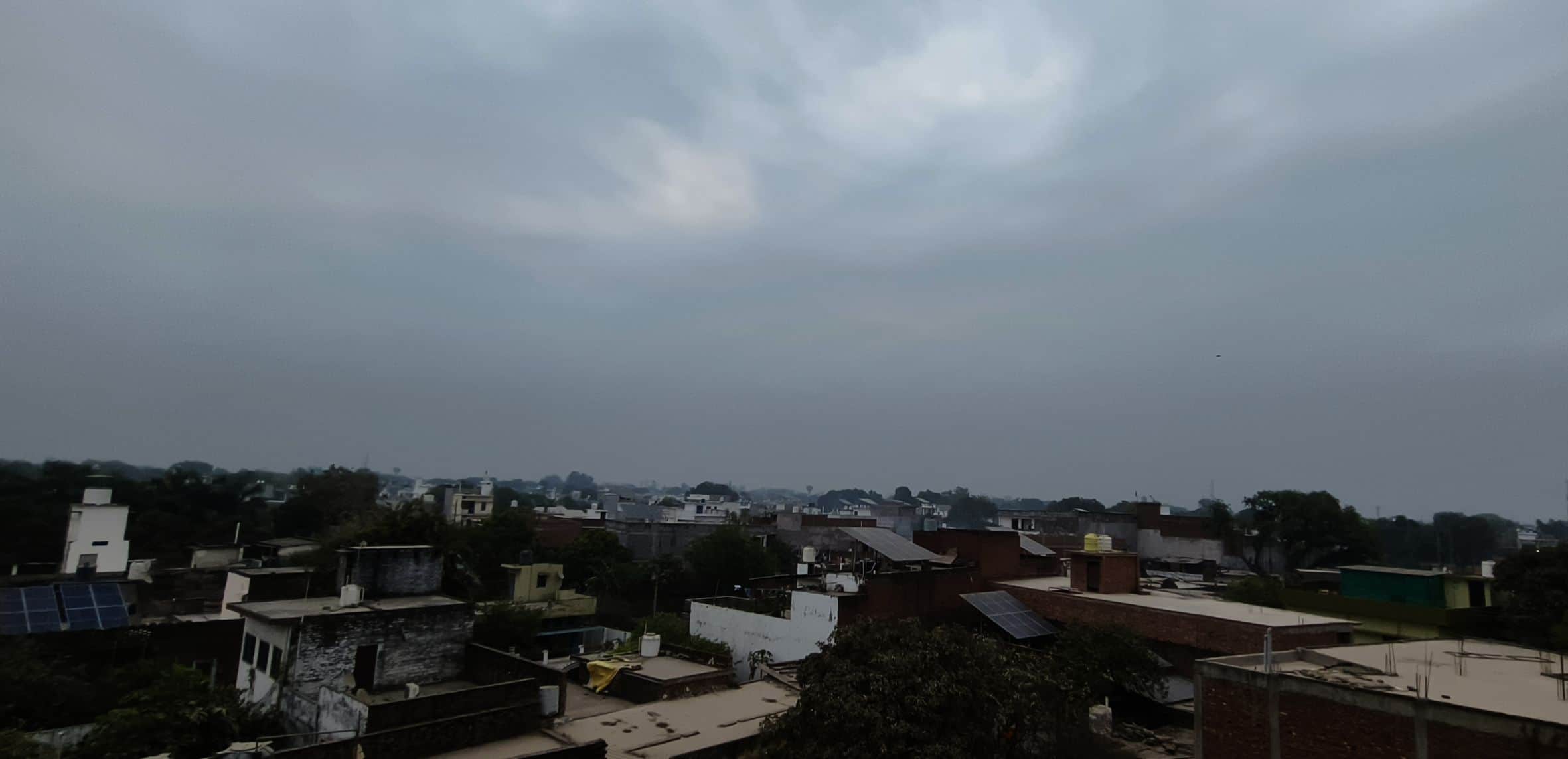 दोपहर दो बजे शहर में इस तरह आसमान में छाए बादल।