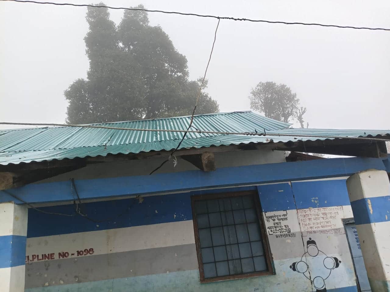 द्रबला विद्यालय की छत्त से होकरगुजरती बिजली की तारेंं। संवाद