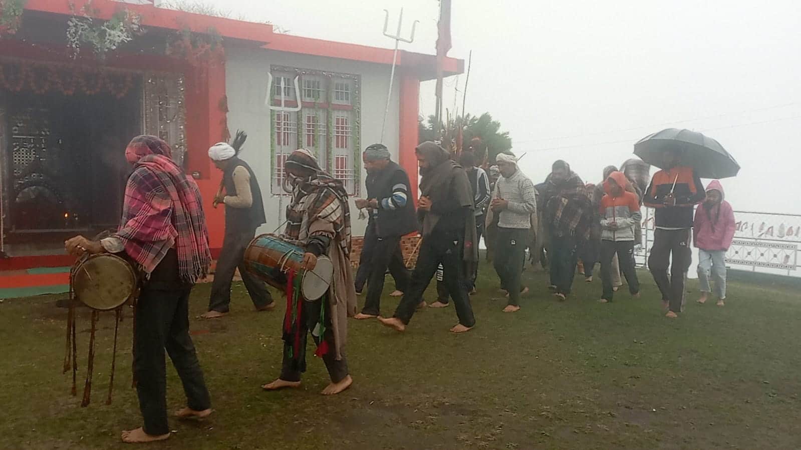 दूसरे नवरात्र में बनी उपमंडल स्थिल जोड़यां माता मंदिर की परिक्रमा करते भक्त। संवाद