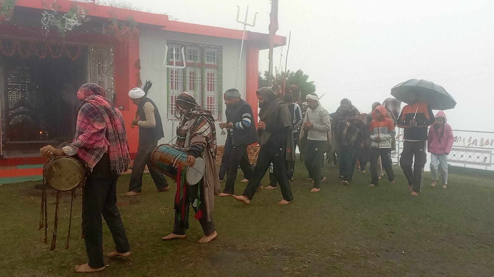 दूसरे नवरात्र में बनी उपमंडल स्थिल जोड़यां माता मंदिर की परिक्रमा करते भक्त। संवाद