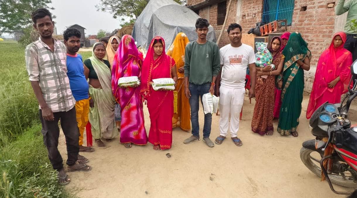 धानापुर में आंगनवाड़ी केंद्र पर राशन मिलने से नाराज अभिभावक। स्रोत:-जागरूक पाठक