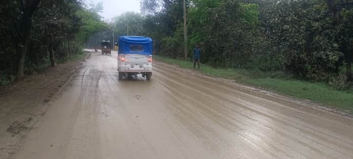 धनेटा शीशगढ़ रोड़ पर फिसलन से चोटिल हो रहे बाइक सवार