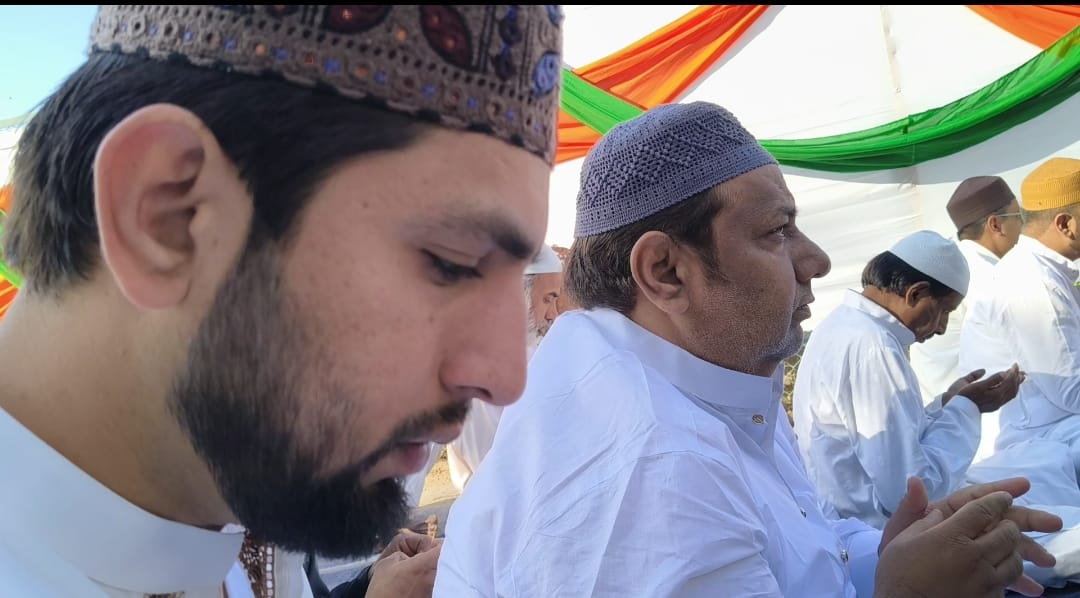 उदयपुर में ईद की नमाज पढ़ते लोग