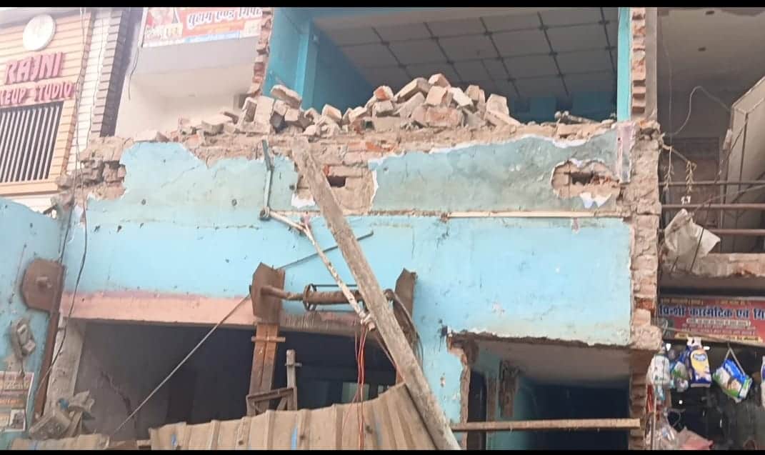 वह मकान जिसका बारजा तोड़ते समय हुई घटना। संवाद