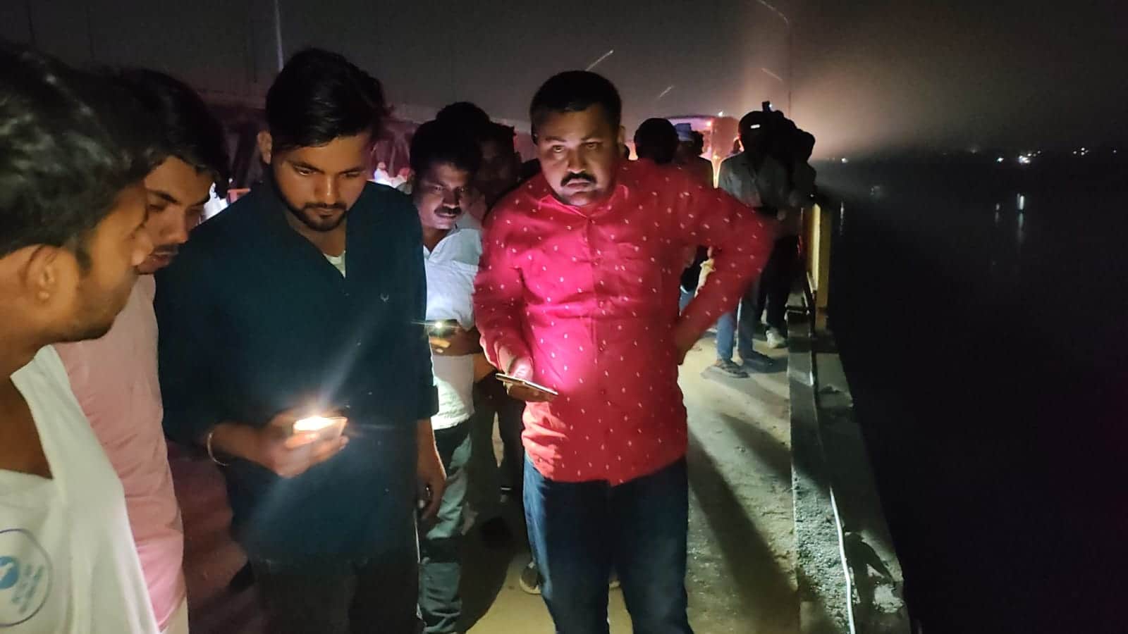 वीर हमीद सेतु की रेलिंग तोड़ते हुए गिरी ट्रैक्टर-ट्राली की जानकारी होने पर मौजूद राहगीर। संवाद