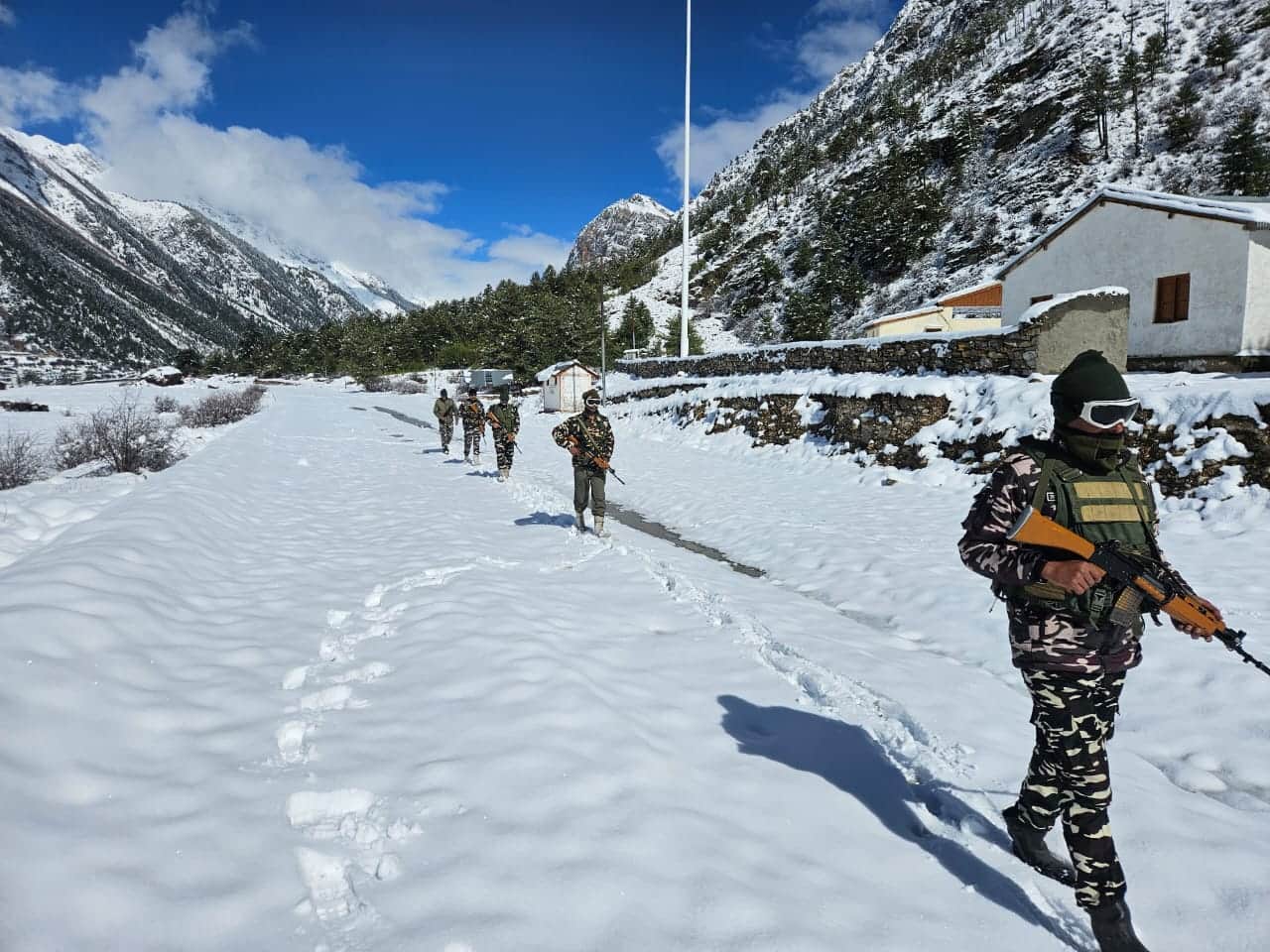 व्यास घाटी के गुंजी और कालापानी के बीच पेट्रोलिंग करते एसएसबी के जवान। स्रोत: एसएसबी