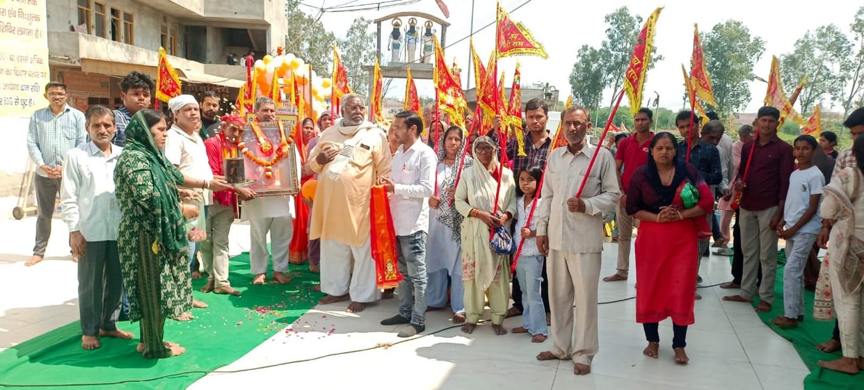 The walking flag procession has reached Balaji Dham Dobh.
