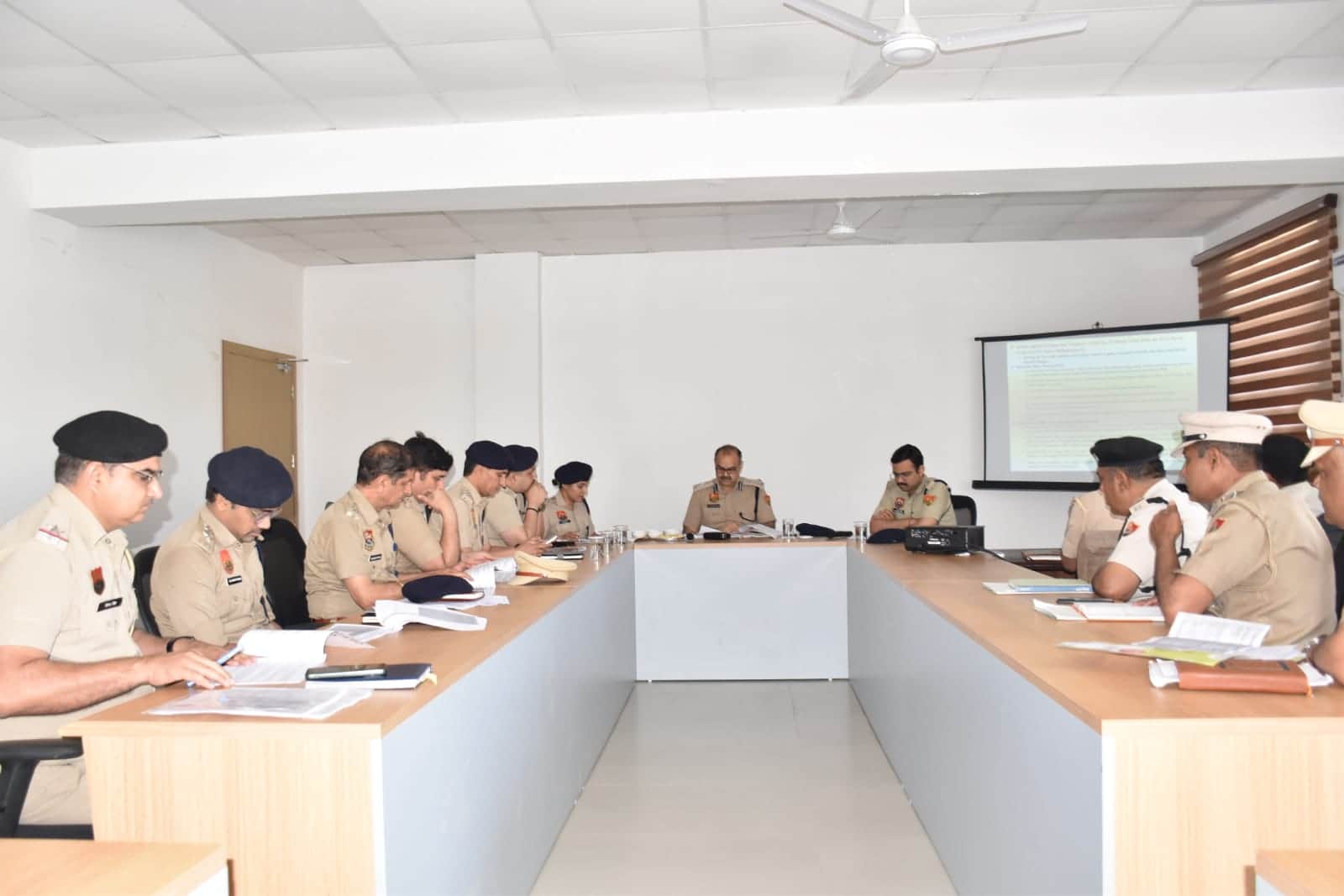 21jjrp03- अधिकारियों की बैठक को संबोधित करते डीआईजी मनवीर सिंह। स्रोत-पुलिस