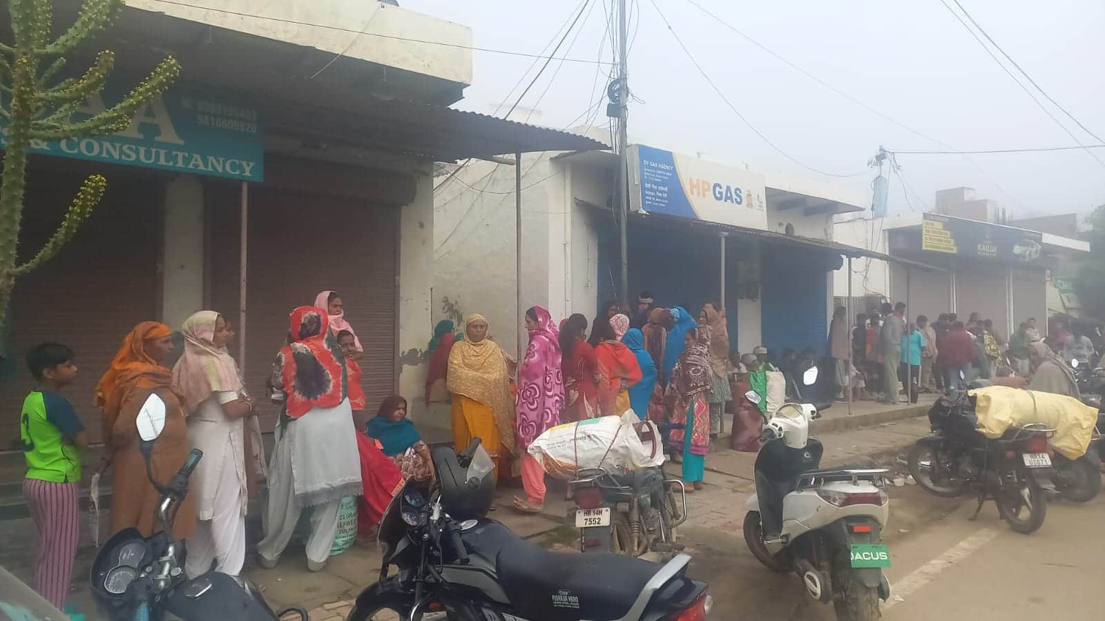 21jjrp13- कोसली रोड पर स्थित गैस एजेंसी के खुलने से पहले लगी लोगों की भीड़। संवाद