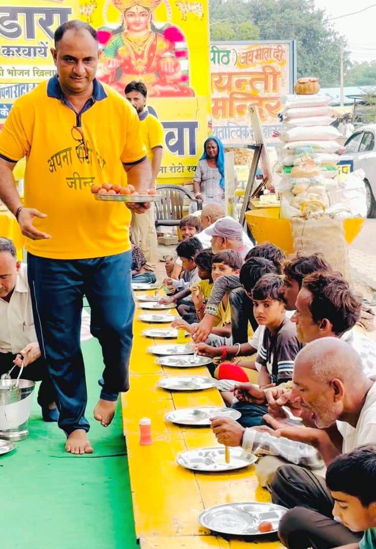 22जेएनडी01-अपना रोटी रथ सेवा समिति के भंडारे में भोजन वितरित करते हुए। स्रोत सदस्य