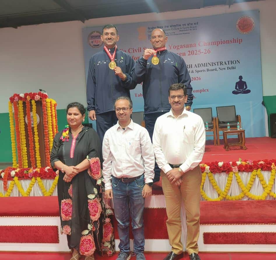 22जेएनडी02: विजेता खिलाड़ी मेडल दिखाते हुए। स्रोत संस्थान