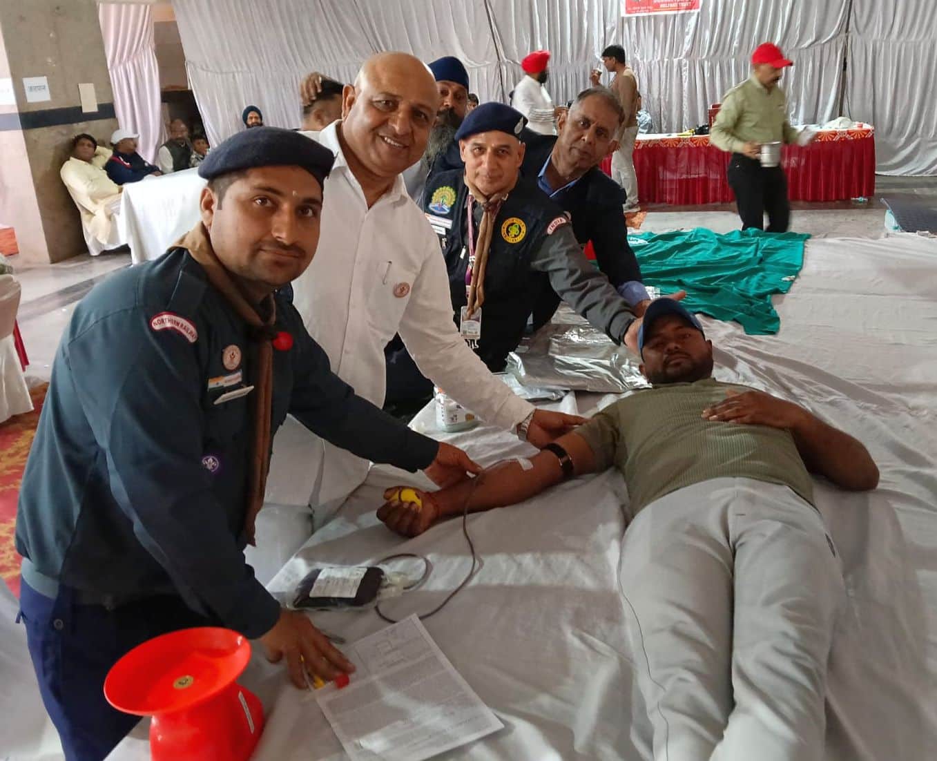 22जेएनडी06-भैरो धर्मशाल में लगे शिविर में रक्तदाता का हौंसला बढ़ाते हुए मुख्यातिथि और अन्य। 