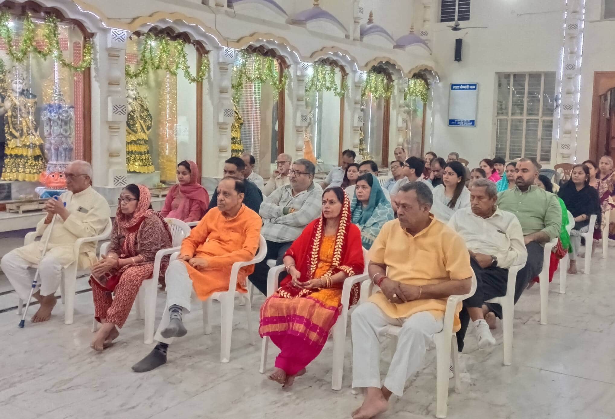 22जेएनडी09: माता वैष्णवी धाम में आयोजित नवार्ण महायज्ञ में मौजूद श्रद्धालु। स्रोत श्रद्धालु