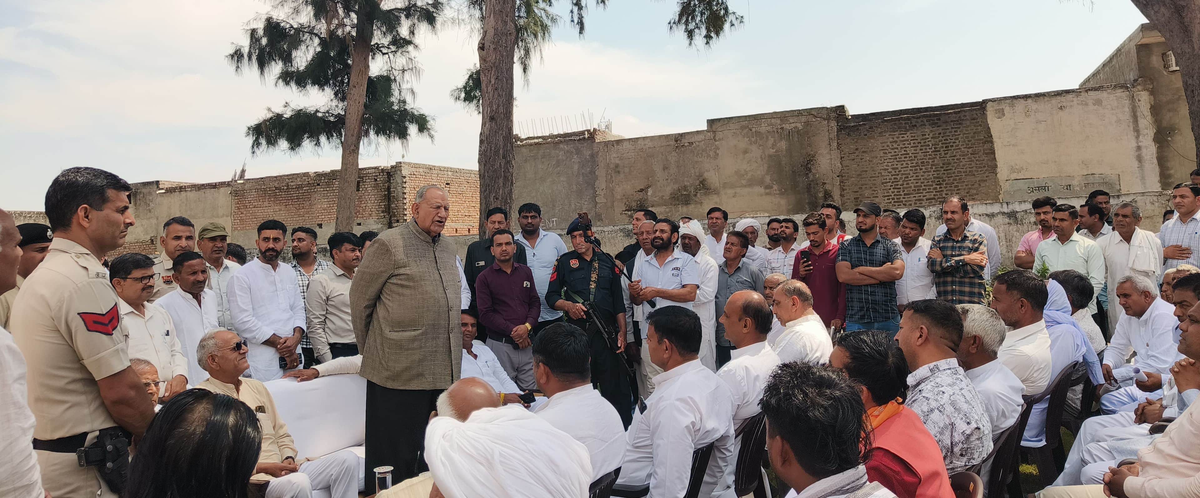 22जेएनडी10: सफीदों में चार अप्रैल को मुख्यमंत्री की विकास रैली को लेकर बैठक करते विधायक रामकुमा