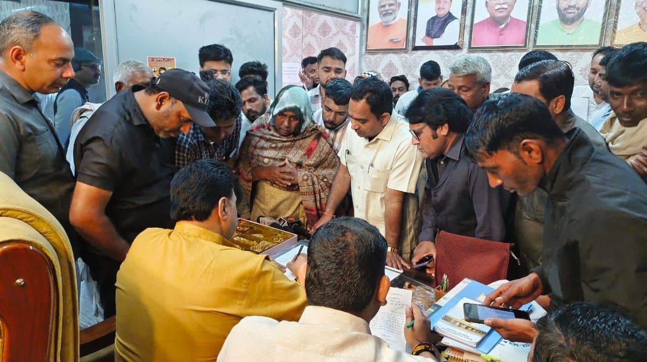 22जेएनडी12: जनता दरबार में लोगों की समस्याएं सुनते डिप्टी स्पीकर कृष्ण मिड्ढा। स्रोत प्रशासन