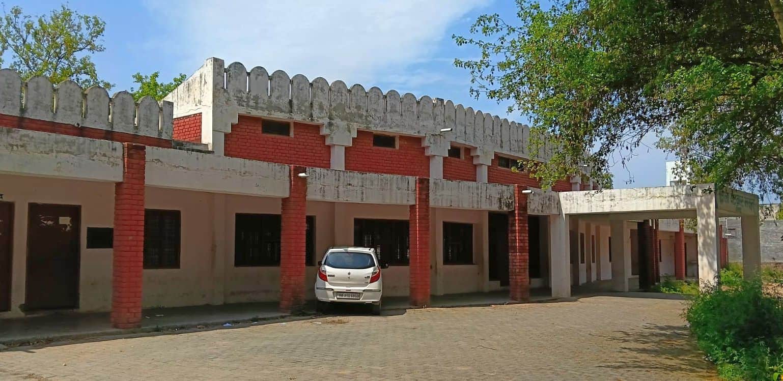 22जेएनडी14-रंगशाला के पास बना पटवारखाना, जहां पर फीस संबंधित सूची नहीं लगी है। संवाद