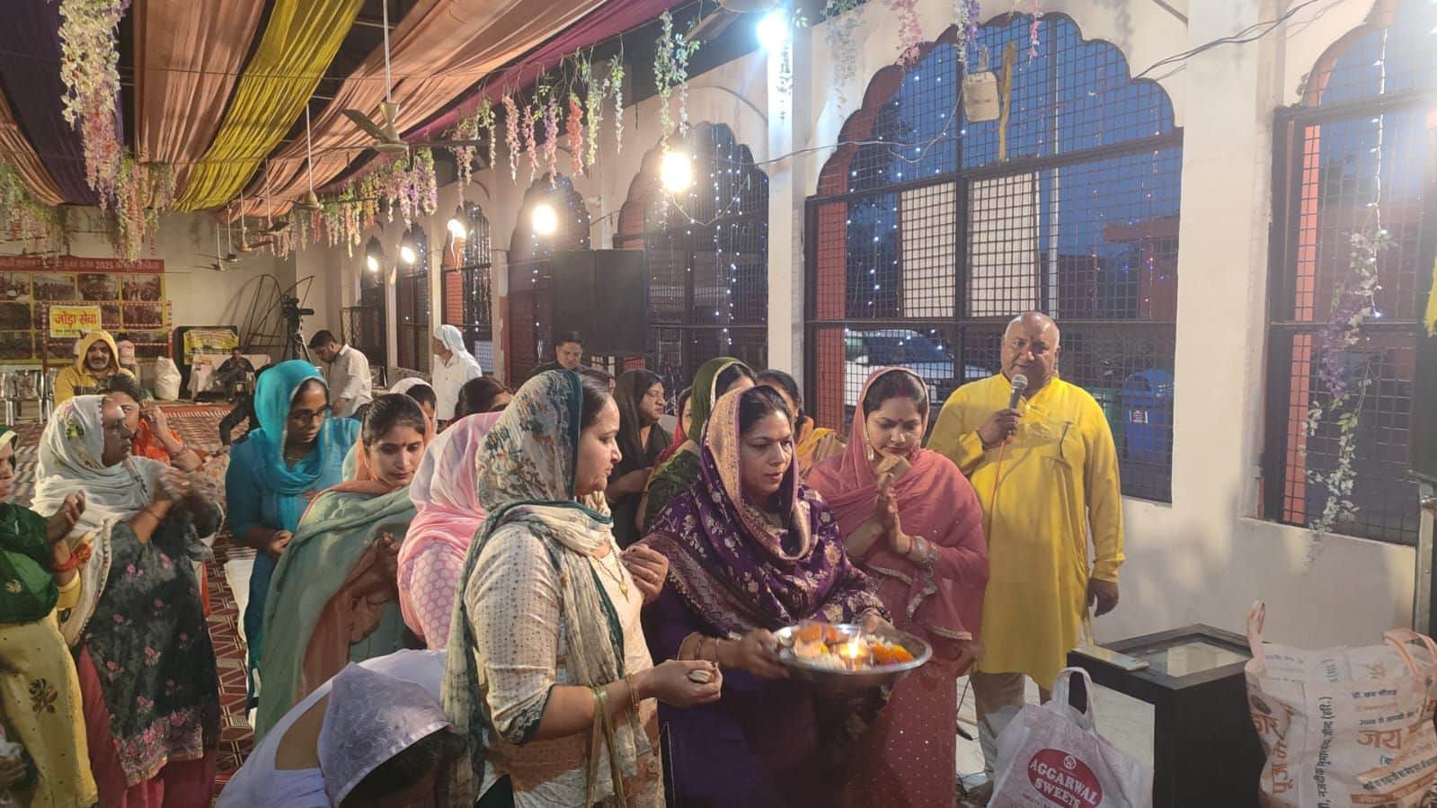 22जेएनडी16: जयंती देवी मंदिर में मां कूष्मांडा की पूजा करते श्रद्धालु। संवाद