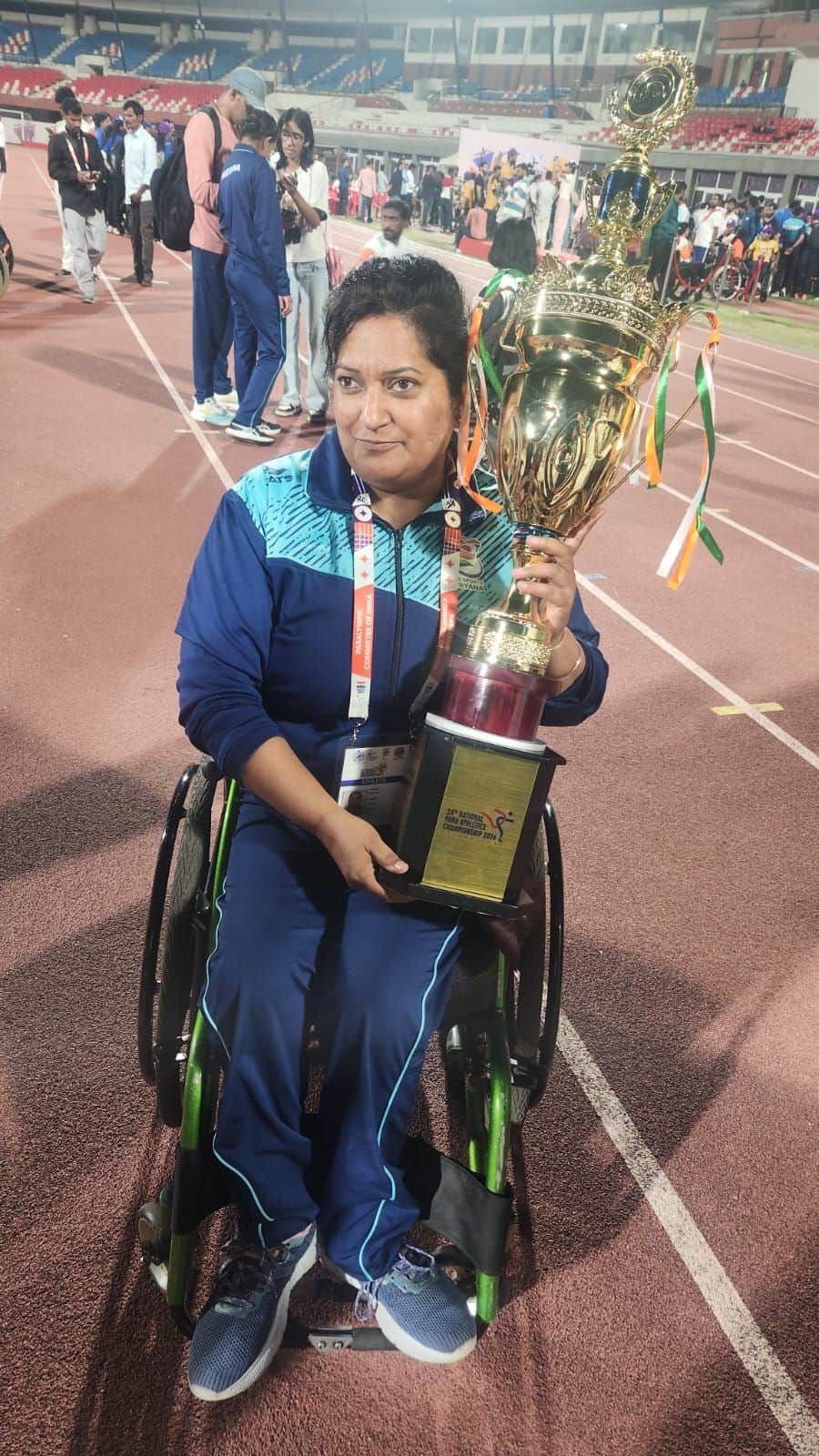 22जेएनडी19: कुसुम खिलाड़ी ट्रॉफी दिखाते हुए। स्रोत कोच