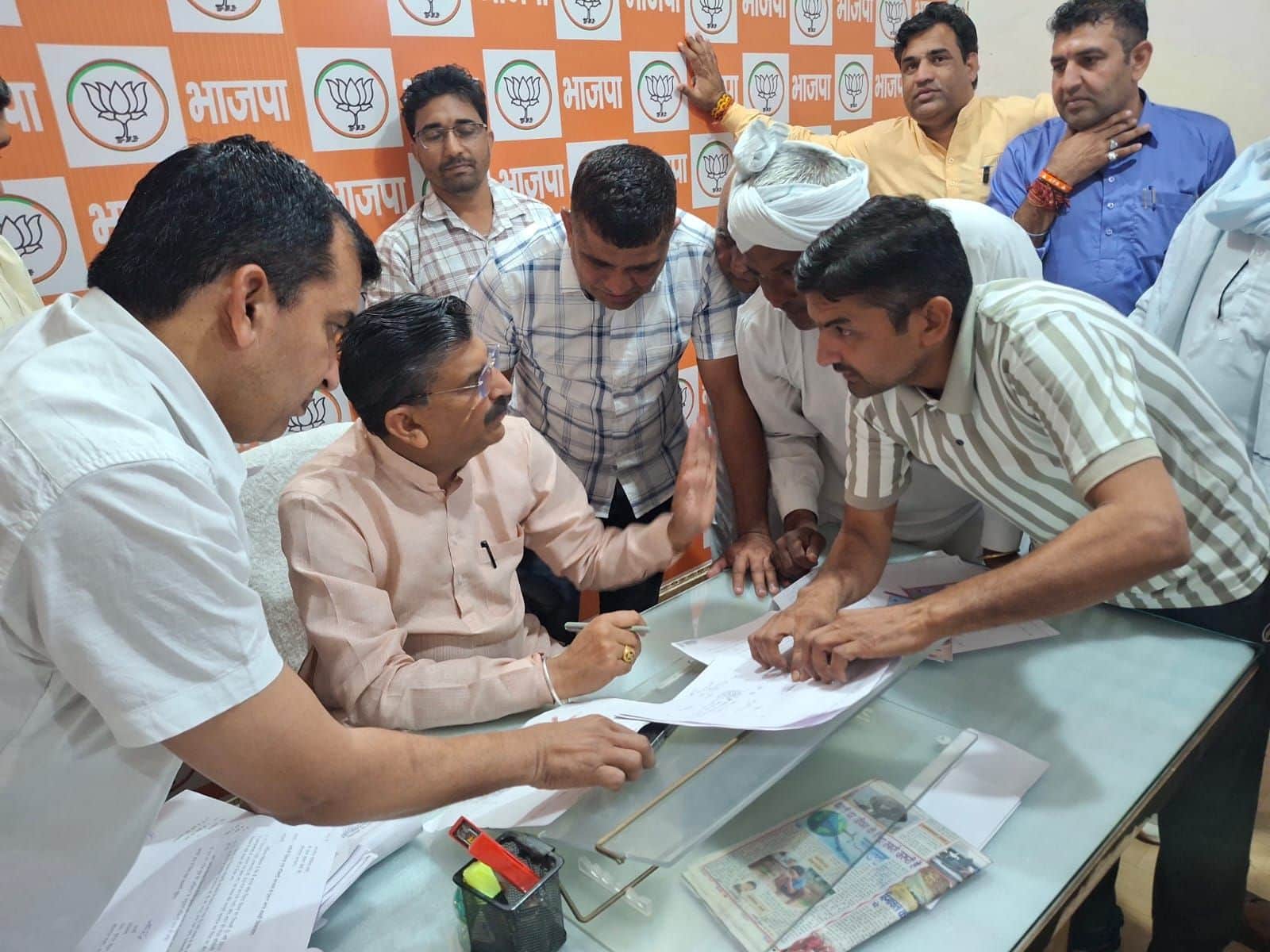 22जेएनडी26: जन समस्या सुनते कैबिनेट मंत्री कृष्ण कुमार बेदी। स्रोत प्रशासन।