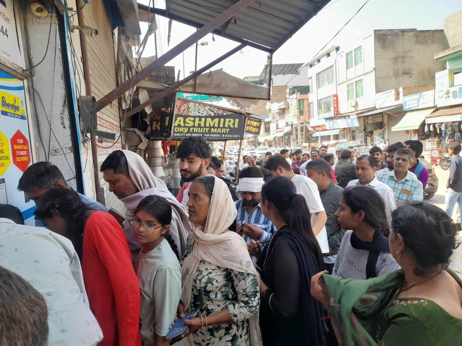 22जेएनडी38: रुपया चौक पर भारत गैस की एजेंसी के बाहर लगी भीड़। संवाद