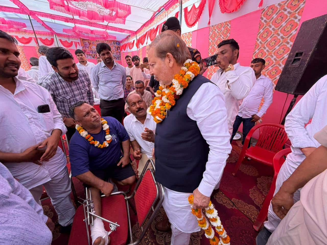 29 मार्च की रैली को लेकर न्योता देने लोगों के बीच पहुंचे डॉ. अरविंद शर्मा। स्रोत : प्रवक्ता