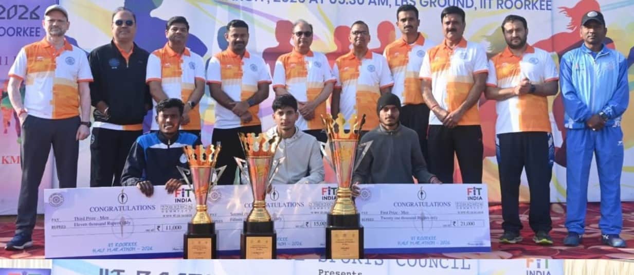 आईआईटी रुड़की में मैराथन के विजेताओं को सम्मानित करते हुए। स्रोत: संस्थान