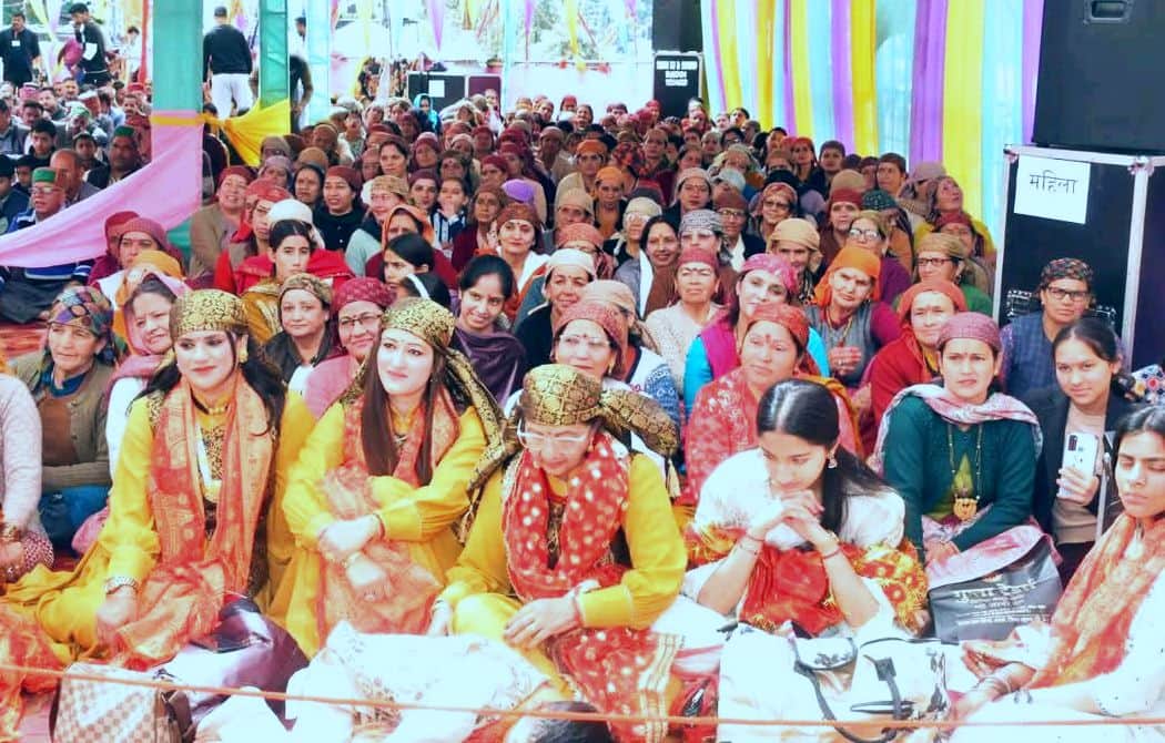 आनी के देहुरी माता मंदिर में श्रीमद भागवत कथा सुनते ग्रामीण। संवाद