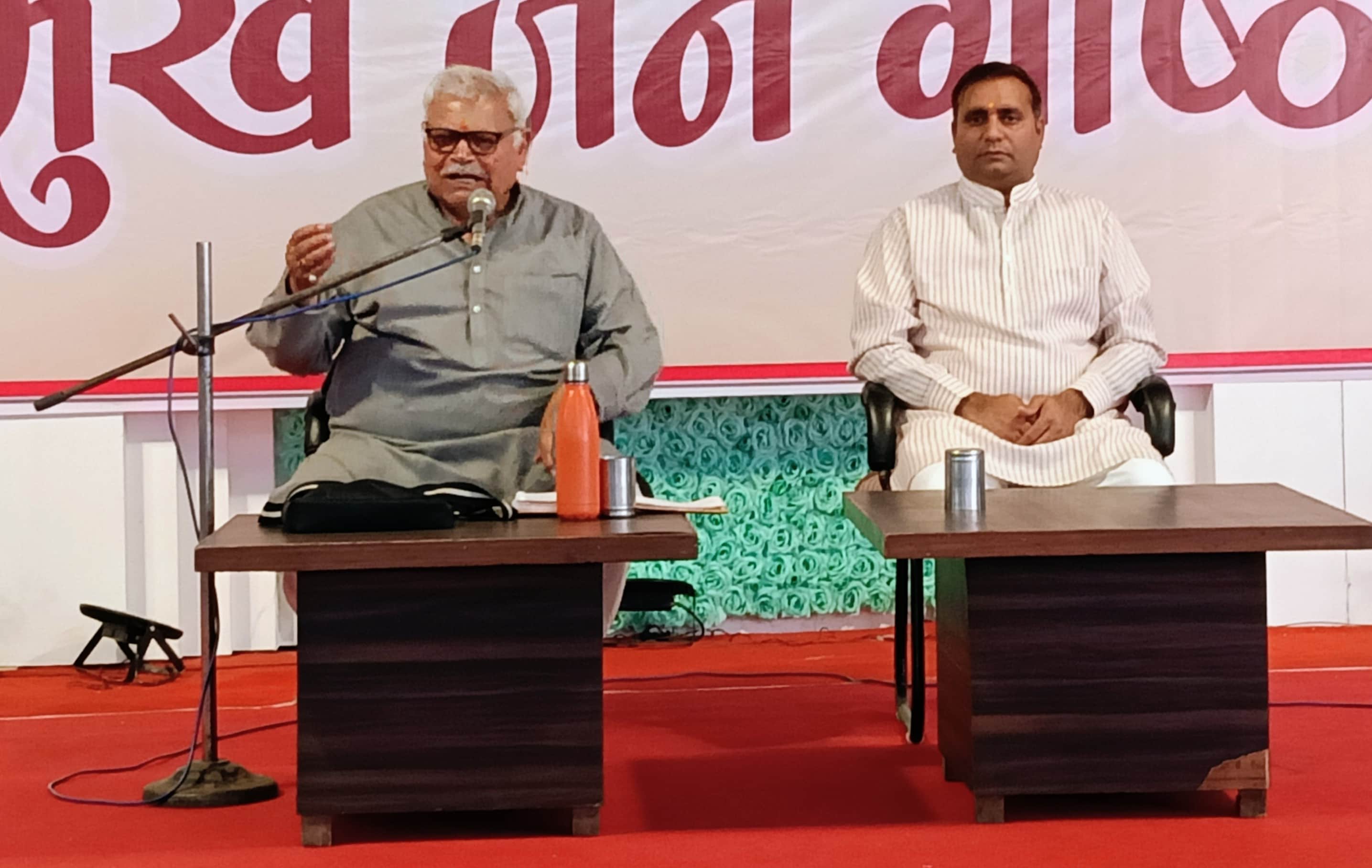 आर एस एस की गोष्ठी में कार्यकर्ताओं को संबोधित करते हुए वक्ता जतन स्वरुप। (मवाना)