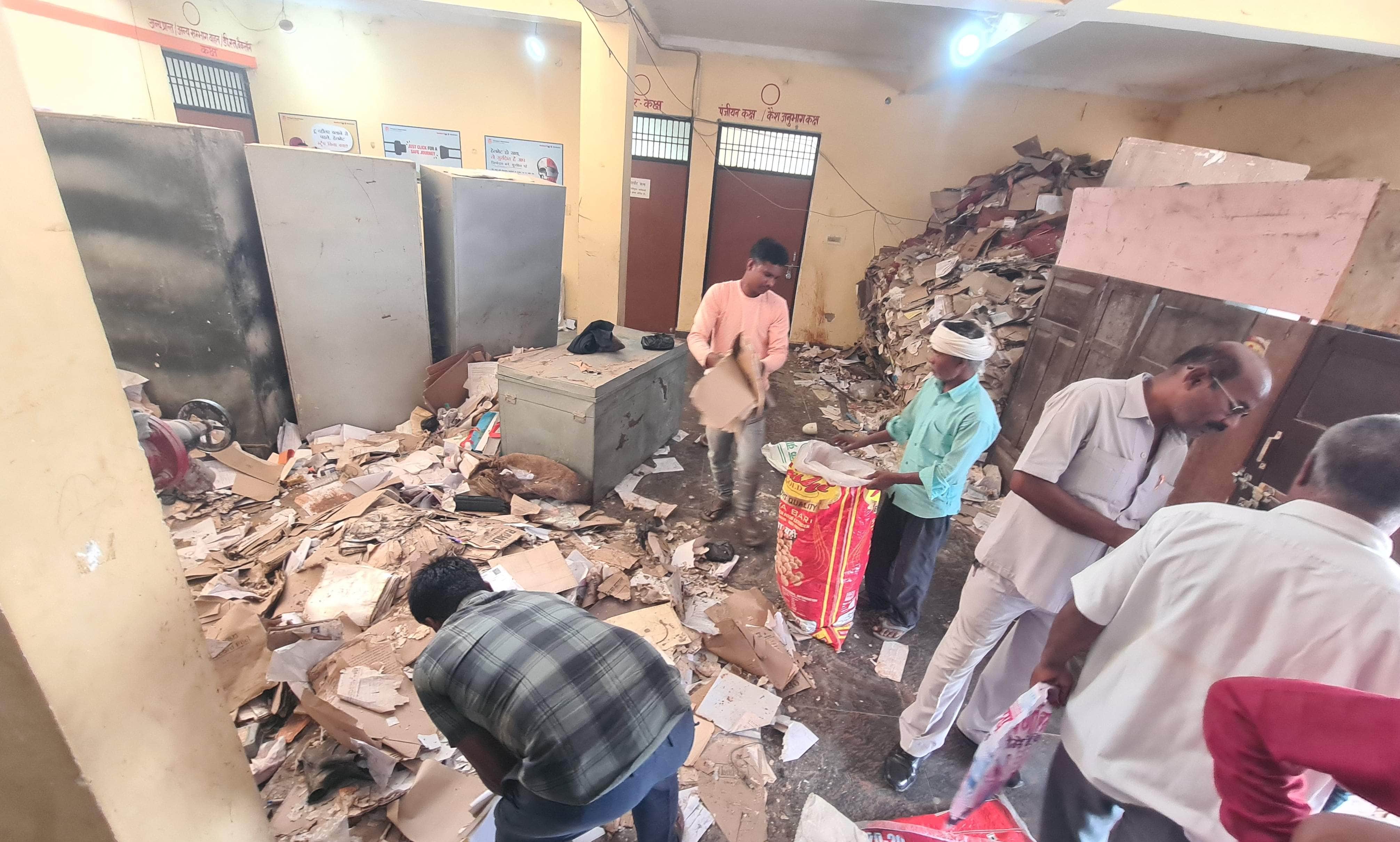 आरटीओ कार्यालय में बोरे में फाइल भरते कर्मी।