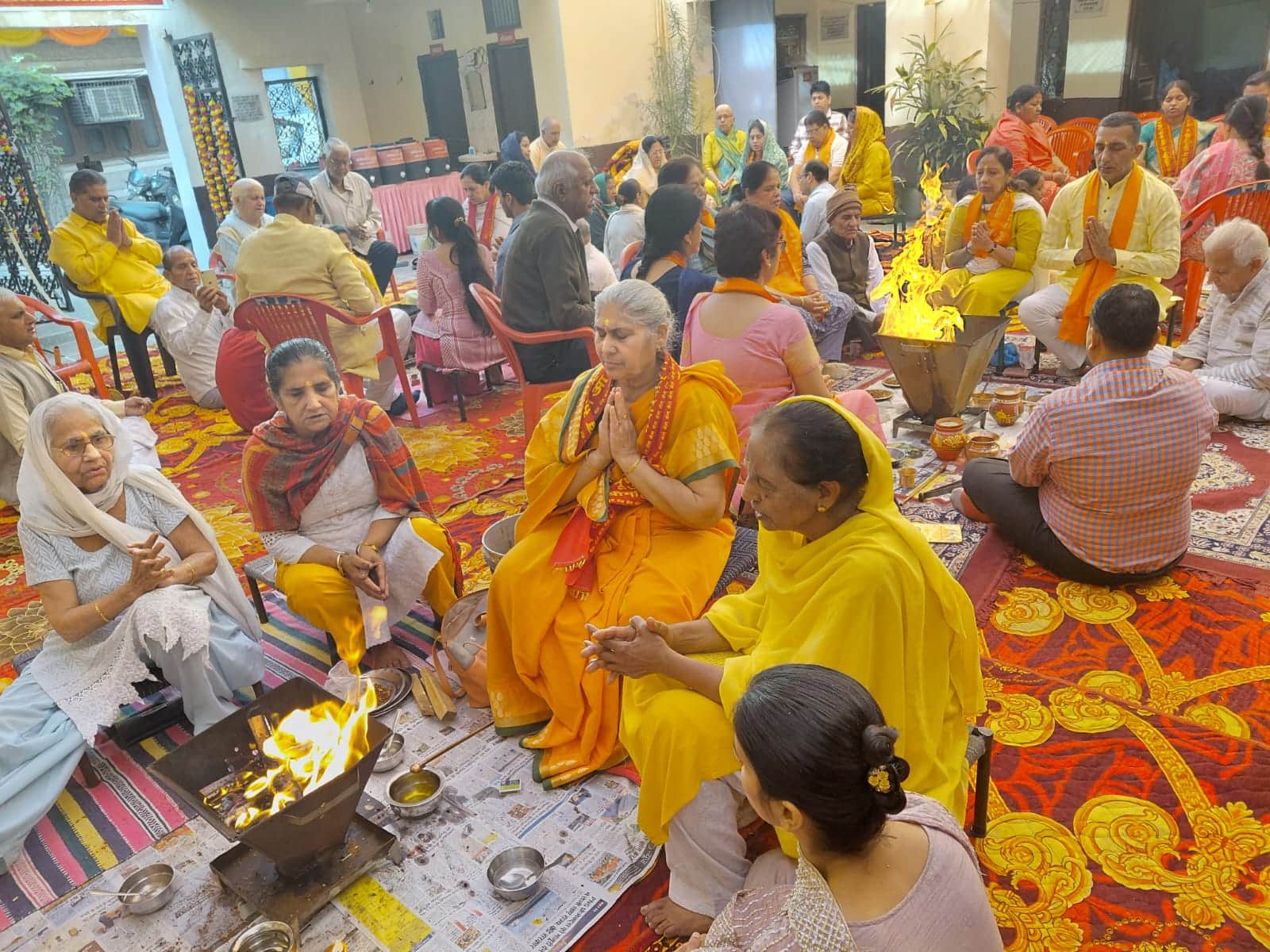 आर्य समाज ऋषि नगर के वार्षिकोत्सव में हवन करते श्रद्धालु। स्रोत : समिति